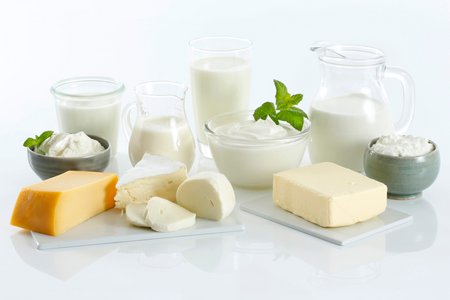 verschiedene Milchprodukte zusammengestellt auf einer Platte