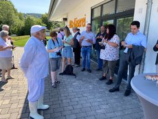 Klaus Metzen, Produktionsleiter der Atta-Schaukaeserei, erklaert die Hoehlenkaeseproduktion