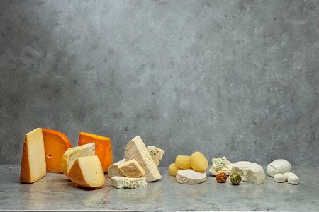Auswahl verschiedener Käsesorten - Hartkäse bis Weichkäse