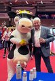 NRW-Milchmaskottchen Kuh Lotte mit Hans Stöcker, dem rheinischen Vorsitzenden der LV Milchilch NRW