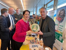 NRW-Landwirtschaftsministerin Silke Gorißen testet den Jubiläumskäse bei der Vorankündigung zur Grünen Woche