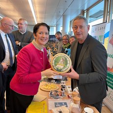 NRW-Landwirtschaftsministerin Silke Gorißen testet den Jubiläumskäse bei der Vorankündigung zur Grünen Woche
