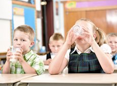 Kinder trinken Milch in der Schule