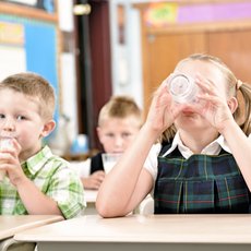 Kinder trinken Milch in der Schule