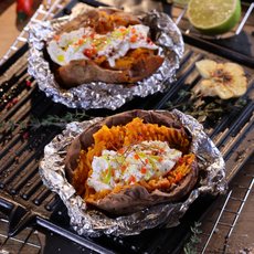 Rezeptfoto der gefüllten Süßkartoffel vom Grill