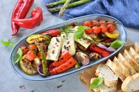Salatteller mit Fetakäse und Brotscheiben