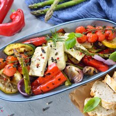 Salatteller mit Fetakäse und Brotscheiben
