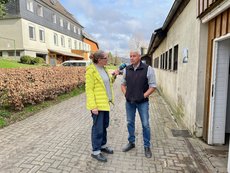 WDR-Journalistin und Hans Stöcker auf dem Hof Stöcker