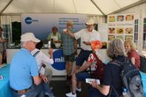 Besucher mit Gläsern beim Butter schütteln
