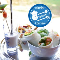 Snacks für die Pause auf einem Tablett: Wrap, Milchshake und Obstsalat