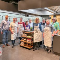 v.l.n.r: Tobias Ortkras (Gustav Ehlert GmbH & Co. KG), Hildegard Hansmann-Machula (Landköchin), Jutta Horsink ( Landköchin), Kathrin Wagner (Tafel Gütersloh), Christiane Heuckmann (Junge Landfrauen Gütersloh), Martina Warnken (Landköchin), Ruth Proir-Dresemann (Tafel Gütersloh), Marianne Giese (Tafel Gütersloh), Cornelia Langreck (Landköchin)
