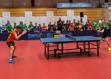 Die Tischtennis-Profis Key Stumper und Borger Haug beim Schaukampf
