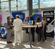 Besucher am Stand der Initiative Milch beim Kongress Ernährung 2024