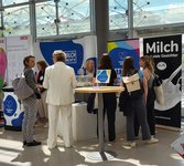 Besucher am Stand der Initiative Milch beim Kongress Ernährung 2024