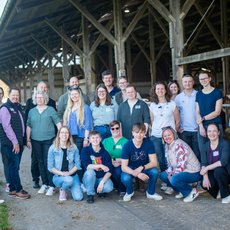 Gruppenfoto mit 25 Landwirten auf dem Hof Oskamp beim Milkfluencer-Treff