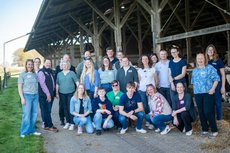 Gruppenfoto mit 25 Landwirten auf dem Hof Oskamp beim Milkfluencer-Treff