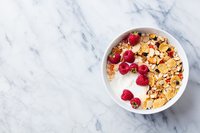 Müsli mit Joghurt, Müslimischung und Himbeeren