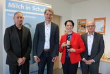 v.l.n.r.: Frank Maurer (Pressesprecher der LV Milch), Benedikt Langemeyer (geschäftsführender Vorsitzender der LV Milch), NRW-Landwirtschaftsministerin Silke Gorißen, Dr. Rudolf Schmidt (Geschäftsführer der LV Milch)