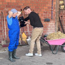 Der Kameramann un Iris Niermeyer bei der Vorbereitung für den Dreh