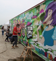 Milchwoche trifft Street-Art: Auf dem Speetenhof vervollstaendigt die Graffiti-AG der Joseph-Beuys-Gesamtschule Kleve ihr Kunstwerk mit dem Slogan „Milch kann mehr“