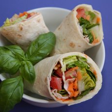 Drei Wrapstücke in einer weißen Schale