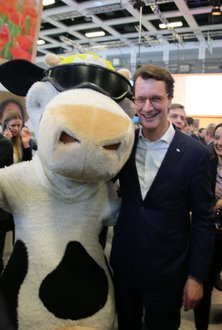 NRW Milchmaskottchen Lotte mit NRW Ministerpräsident Hendrik Wüst