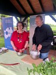 Margret Leifker und Björn Freitag fachsimpeln über den perfekten Milchsnack