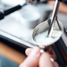 Milch mit einer Maschine aufschäumen