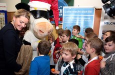 Coole Nikolaus-Ueberraschung: Ministerin Christina Schulze Foecking und Kuh Lotte begeisterten heute die SchuelerInnen der Steinfurter Graf-Ludwig-Grundschule