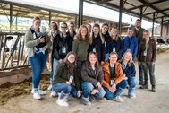 Gruppenbild im Stall von den Teilnehmern der Campervantour