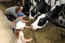 Landwirt Peter Legge erklärt bei der Hofführung das Futter seiner Milchkühe