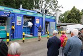 Bei der Hofführung zeigt Landwirt Bernd Schleupen die Anlage zur Wasserstoff-Herstellung