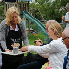 Julia Jacob verteilt die Kostproben der Kochshow