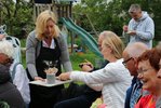 Julia Jacob verteilt die Kostproben der Kochshow