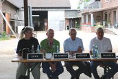 Sprechergruppe v.l.n.r.: Familie Zens, Dr. Rudolf Schmidt (Geschäftsführer der LV Milch), Hans Stöcker (geschäftsführender Vorsitzender LV Milch)