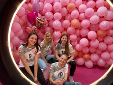 Fototermin der Fortuna handball Mädels im Super Candy Pop Up Museum in Köln