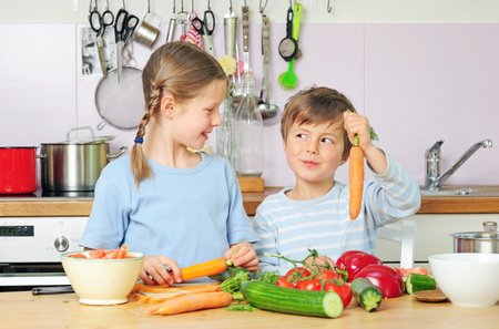 Kinder kochen zusammen