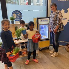 Die Kinder der Kita "Kleiner Elefant" hatten viel Freude beim Einkaufen der Zutaten für ihr gesundes Frühstück mit Milch, Obst und Gemüse.