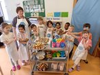 Landfrau mit Kindergartenkindern