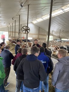 Teilnehmer der Jungen IG Milch besuchen einen niederländischen Kollegen