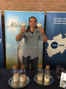 Bas de Groot, weltweit erster Milchsommelier, testet verschiedenen Milchsorten