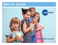 Vier Schulkinder mit Milch