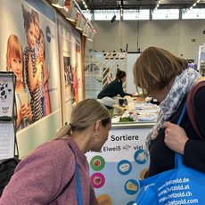 2 Besucherinnen tauschen sich über die Zuordnung von eiweißhaltigen Lebensmitteln aus