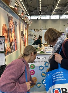 2 Besucherinnen tauschen sich über die Zuordnung von eiweißhaltigen Lebensmitteln aus