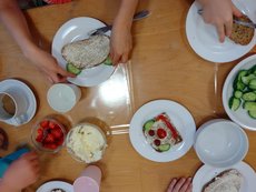 Brotgesichter auf Tellern