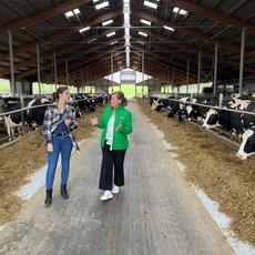 Katrin Dahmen erläutert Ria Derks ihr Hofkonzept