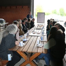 Abschlussgespräche bei der Lehrerfortbildung auf dem Milchhof Billman