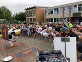 Einmal strecken bitte! Lotte bringt die Schüler und Schülerinnen der Freiherr-von-Motzfeld Schule ins Schwitzen.