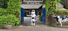 Lotte am Tor des Kinderbauernhofs in Neuss