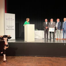 Markus Stamos wird bei der milchwirtschaftlichen Herbsttagung 2023 als DLG-Landesbevollmächtigter von NRW geehrt